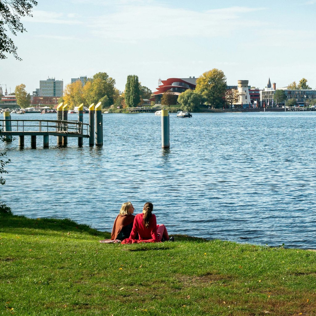 Entspannung an der Havel: Spaziergängerinnen legen im Park Babelsberg eine Pause ein.