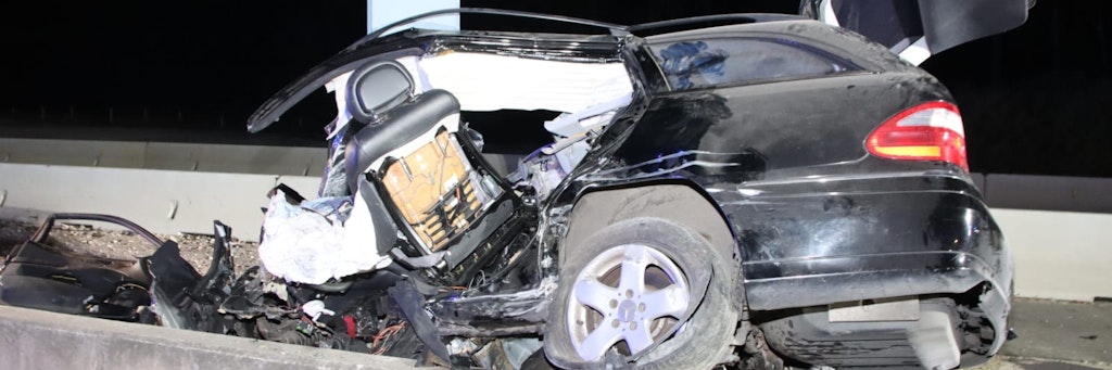 Ein Mercedes-Fahrer (40) krachte auf dem Berliner Ring gegen einen Brückenpfeiler. 
