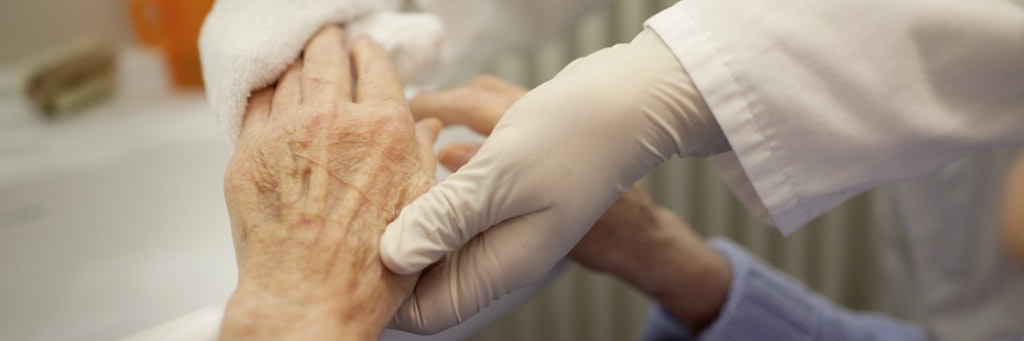 Untersuchungs-Handschuhe werden nicht nur bei Corona-Patienten, sondern in allen Bereichen von Medizin und Pflege benötigt.