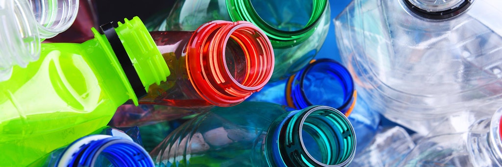 Die Einwegflaschen werden aus PET, also Polyethylenterephthalat, hergestellt.