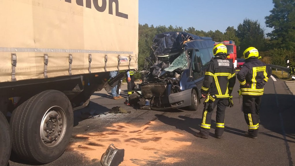 Ein Transporter war am Montagmorgen auf einen Lkw aufgefahren. Ein Rollstuhlfahrer, der in dem Transporter saß, kam dabei ums Leben. 