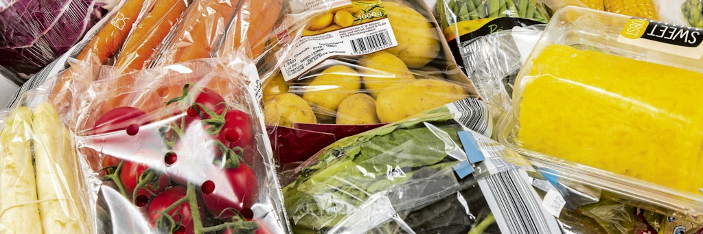 Frisches Gemüse, plastikverpackt: Das ist hygienischer so, aber für die Umwelt stellt der Verpackungsmüll eine große Belastung dar. 