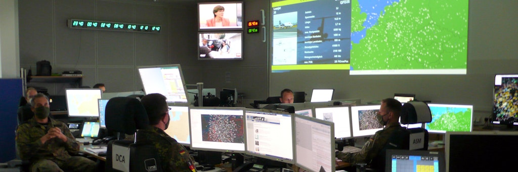 Großbildschirme, blinkende Lichter, Zahlencodes: Blick in das Nationale Lage- und Führungszentrum für Sicherheit im Luftraum.