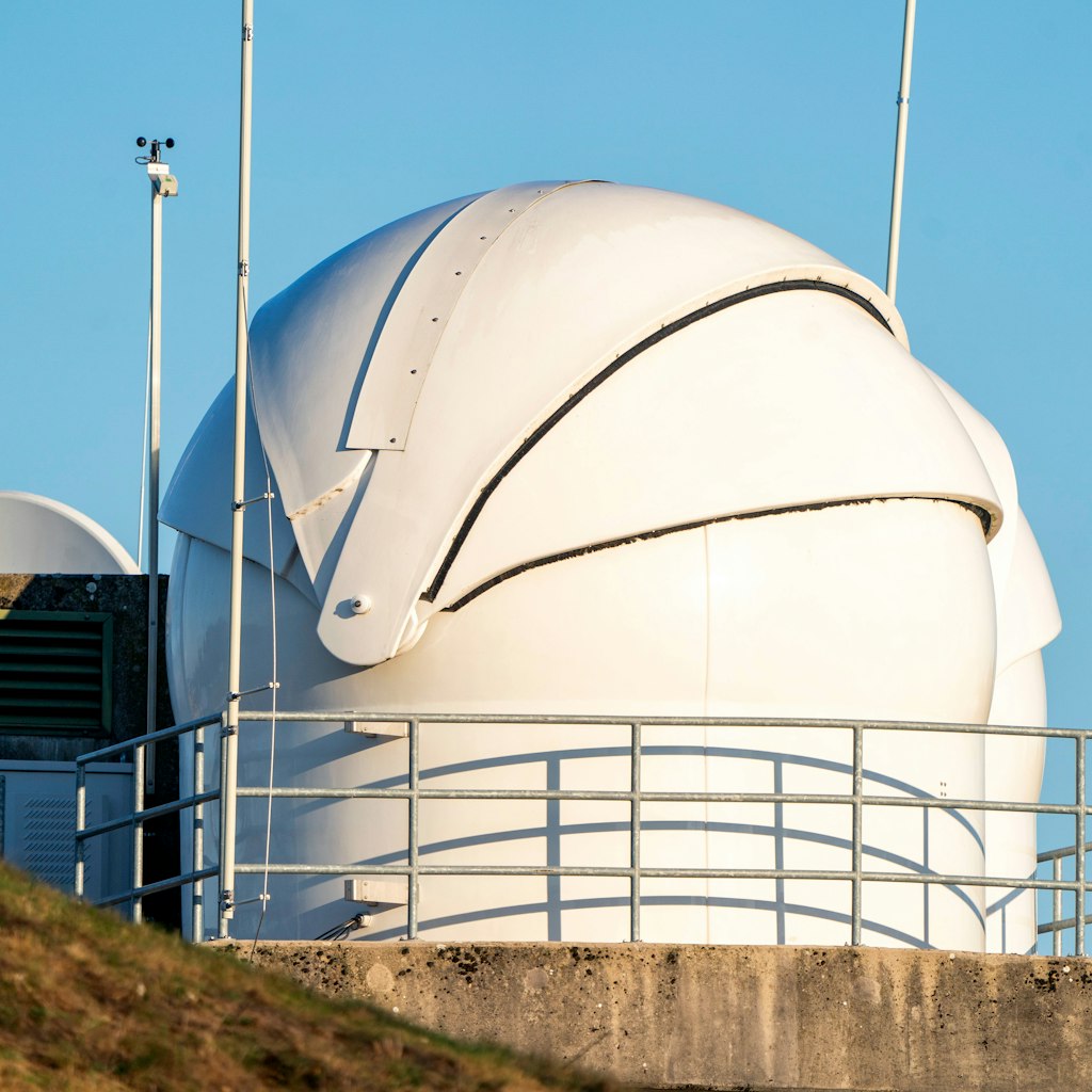 Ein Raumschiff? Nein, ein Teleskop des Nationalen Lage- und Führungszentrums in Uedem (NRW).