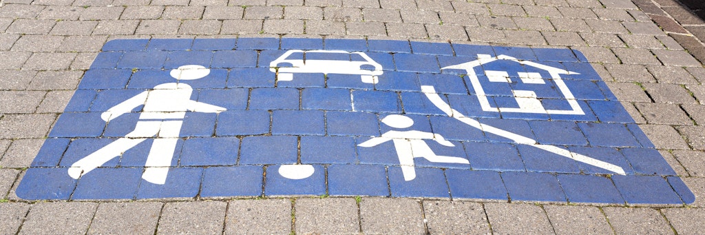 Eine Bodenmarkierung weist auf eine Spielstraße hin.