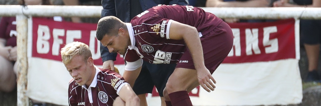 Im Landespokal musste Andreas Pollasch noch seinen Kollegen Lucas Brumme (l.) trösten, jetzt hat es Dynamos Mittelfeldstrategen selber erwischt. Der 27-Jährige fällt mit einer Bandverletzung im Knie mehrere Wochen aus.