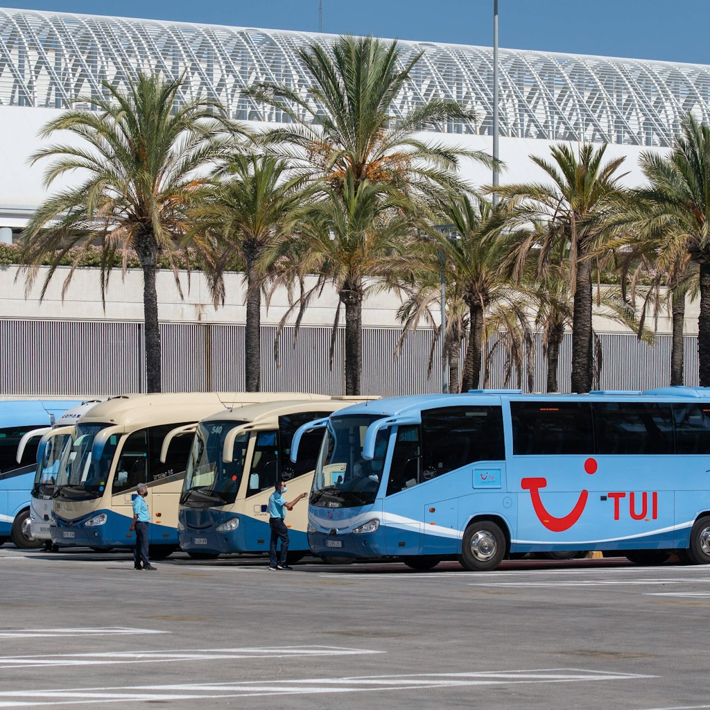 Die Tui-Busse auf Malle warten. Aber vielen Kunden ist das Reisen zu unsicher geworden.