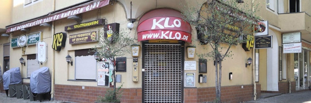 Seit 1973 gibt es das „Klo“. Die Kneipe ist eine Mischung aus Geisterbahn und Kuriositätenkabinett. Gäste sind vor allem Touristen.