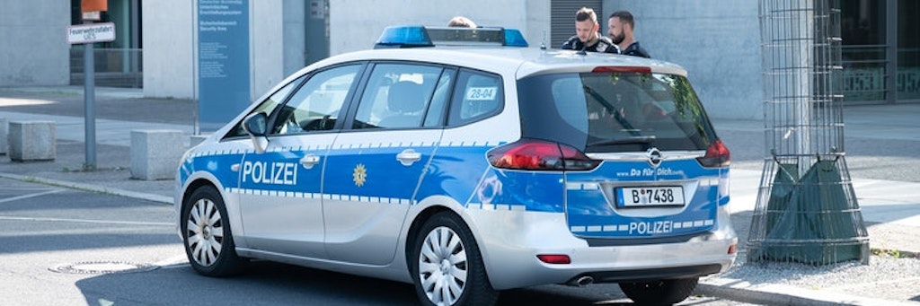 Polizisten stehen vor dem Eingang zur Tiefgarage des Bundestagsgebäudes vor dem Marie-Elisabeth-Lüders-Haus. In der Poststelle des Bundestags ist am Dienstagvormittag ein verdächtiges Paket entdeckt worden.