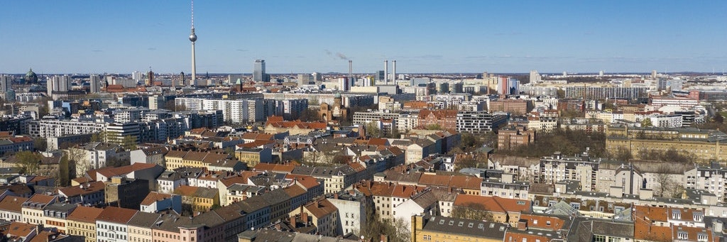 Blick auf Berlins Zentrum. Das schwedische Unternehmen Heimstaden will hier für rund 830 Millionen Euro Häuser kaufen.