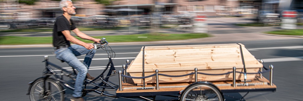Michael Olsen fährt mit seinem Bestattungsfahrrad durch die Stadt. 