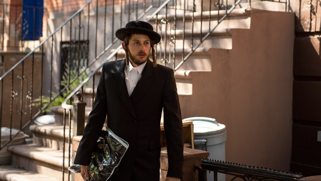 Yanky (Amit Rahav) in einer Szene aus Maria Schraders Serie „Unorthodox“.