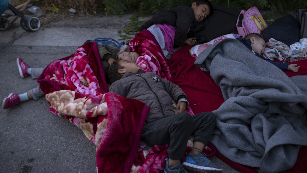 Nahe dem zerstörten Lager in Moria schlafen Kinder auf der Straße. 