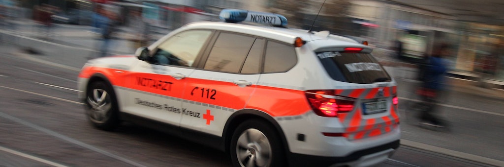 Ein Notarzt vom Deutschen Roten Kreuz (DRK) im Einsatz.