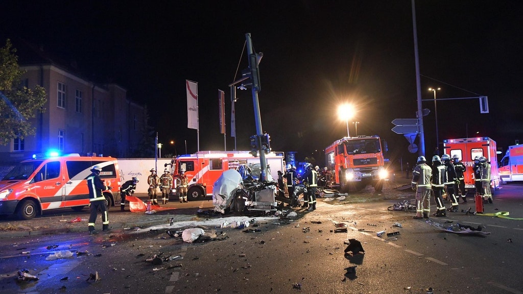 Die Unfallstelle an der Kreuzung Thorwaldsenstraße/Prellerweg/Bergstraße in Steglitz gleicht einem Trümmerfeld.