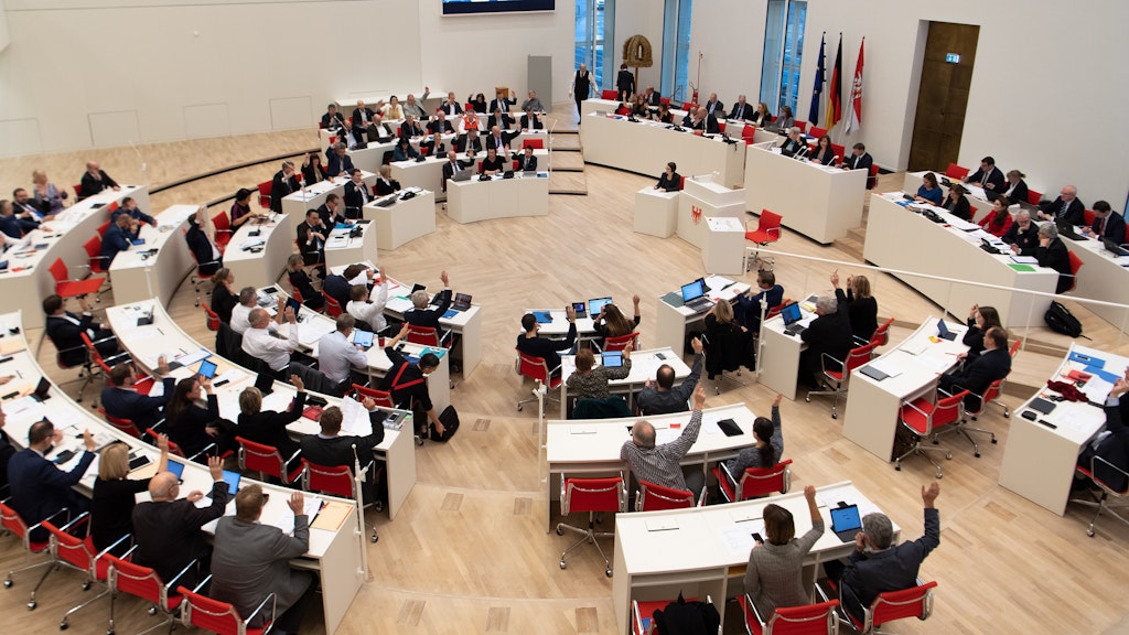 Potsdam: Abgeordnete nehmen im Landtag an einer Abstimmung per Handzeichen teil. Ab jetzt gilt hier kategorisch Maskenpflicht.