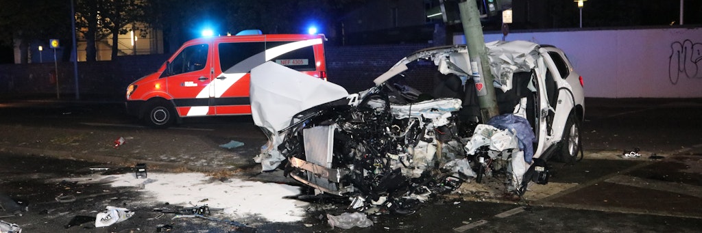 22.09.2020 BMW X5 zerschellt an Ampelmast, Thorwaldsenstraße,Steglitz
