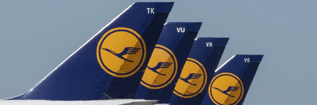 Die Flügel sind gestutzt: Stillgelegte Passagiermaschinen der Lufthansa stehen auf dem leeren Rollfeld des Flughafens Frankfurt/Main.