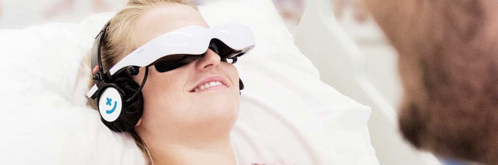 Mit Videobrillen können Patienten während der OP einen Film schauen. 