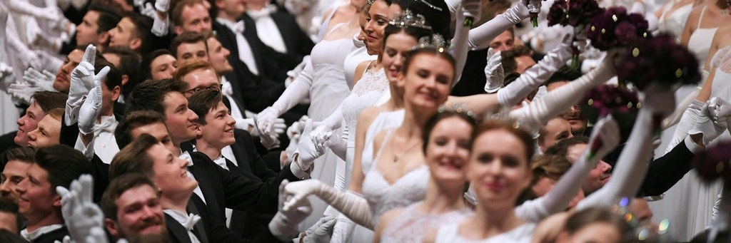 Das Jungdamen- und Jungherrenkomitee während der Eröffnung des Wiener Opernballes im Februar 2020.