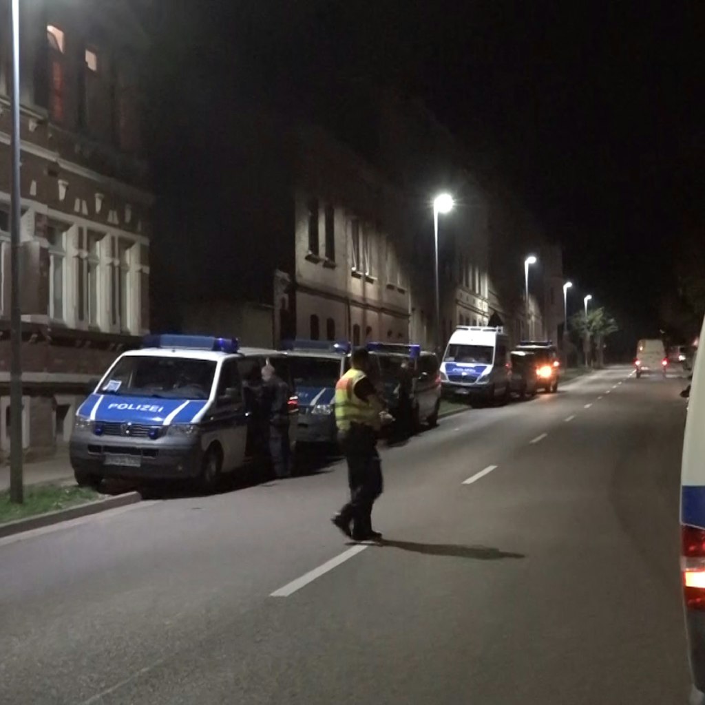 Die Polizei rauscht in Weißenfels (Sachsen-Anhalt) zur Razzia an.
