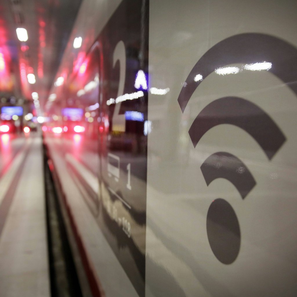 Reisende sollen sich ab sofort an rund 100 Bahnhöfen ins kostenlose Wlan einwählen können.