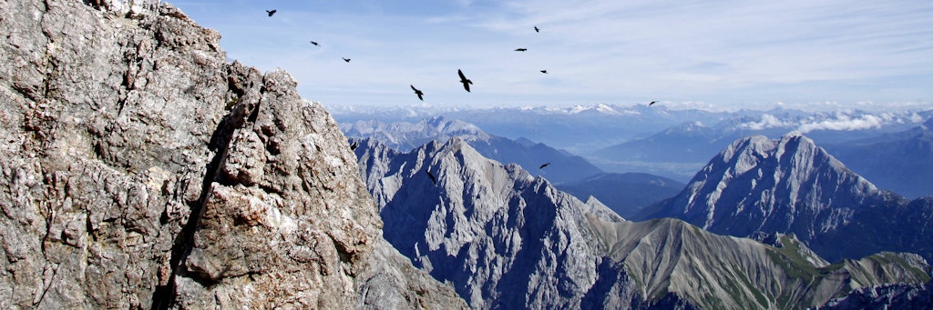 Beim Bergwandern oberhalb des Oytals im Oberallgäu hat eine lettische Touristin einen Sturz 60 Meter in die Tiefe überlebt. (Symbolbild)