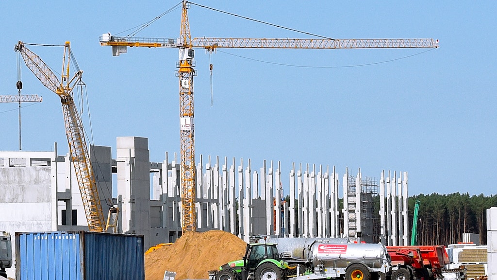 Die Baustelle der Tesla Gigafactory in Grünheide: Das Werk wächst und wächst, soll im Juli 2021 ferig sein.