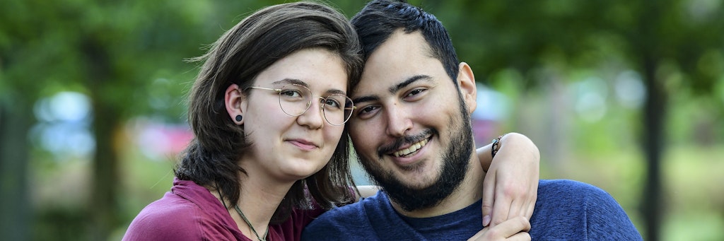 Yasin und seine Freundin Jessica auf dem Benjamin Franklin-Campus in Steglitz. Sie unterstützt ihm bei seinem schweren Kampf ums Überleben.