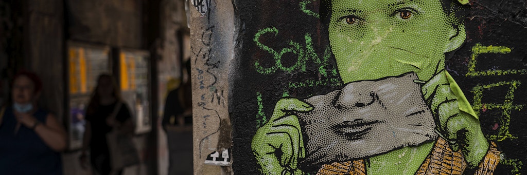 Sogar die Graffiti-Figuren tragen schon Maske ...