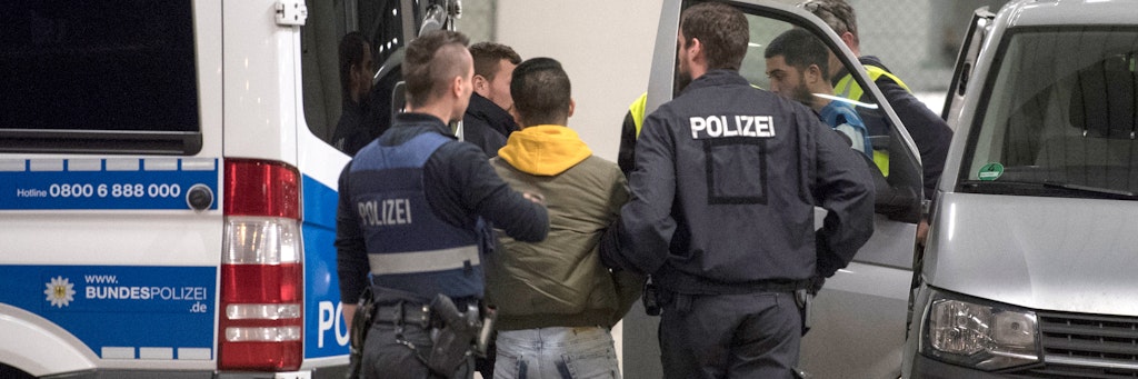Abschiebung in Frankfurt am Main: Polizisten bringen einen jungen Mann zum Flughafen. 