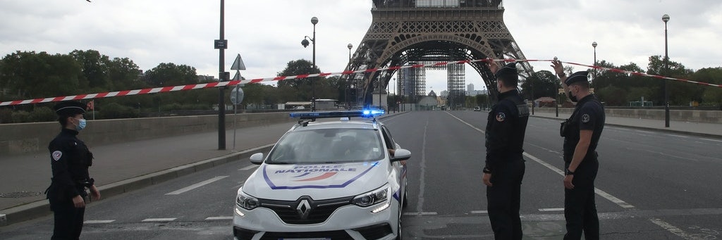 Paris: Französische Polizisten sichern die Brücke zum Eiffelturm.