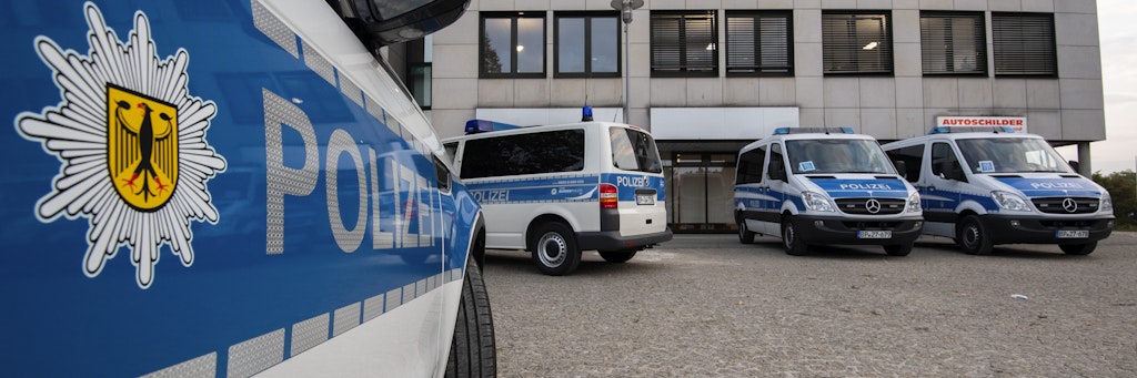 Razzia in der Fleischindustrie: Fahrzeuge der Bundespolizei stehen vor einem Bürogebäude in der Region Hannover.