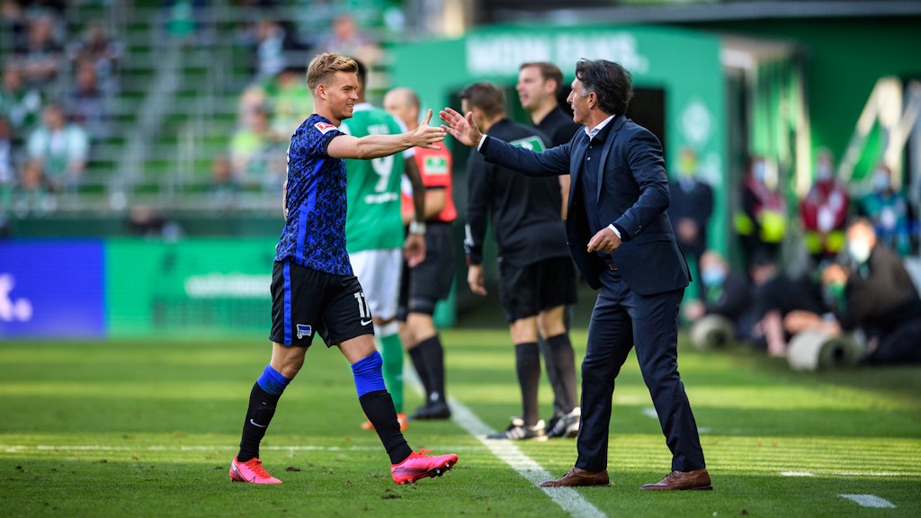 Hertha-Trainer Bruno Labbadia (r.) war mit Mittelstädts Leistung in Bremen sehr zufrieden.