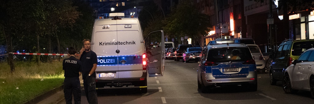 Einsatzfahrzeuge der Polizei stehen am Abend des 14. September auf der Goebenstraße in Schöneberg.