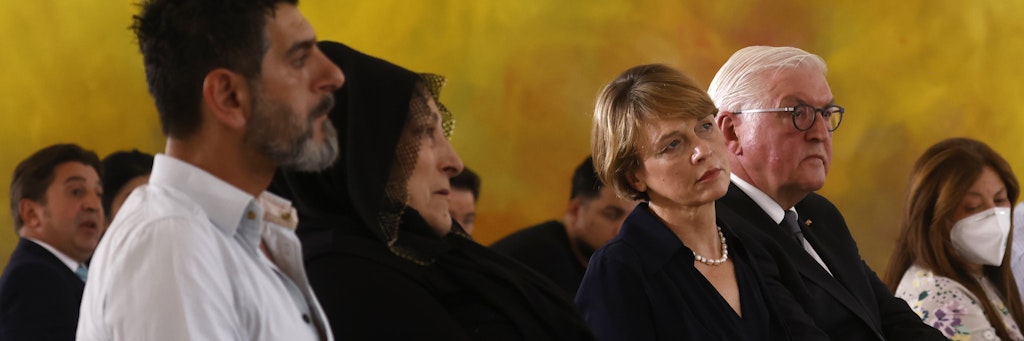 Familien der Hanau-Opfer (v. li.), First Lady Elke Büdenbender und Bundespräsident Frank-Walter Steinmeier. 