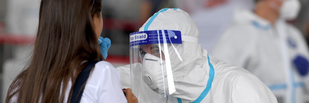 Eine Frau lässt sich per Schnelltest auf das Coronavirus testen. Lufthansa will die Tests jetzt vor Flügen in die USA anbieten. 