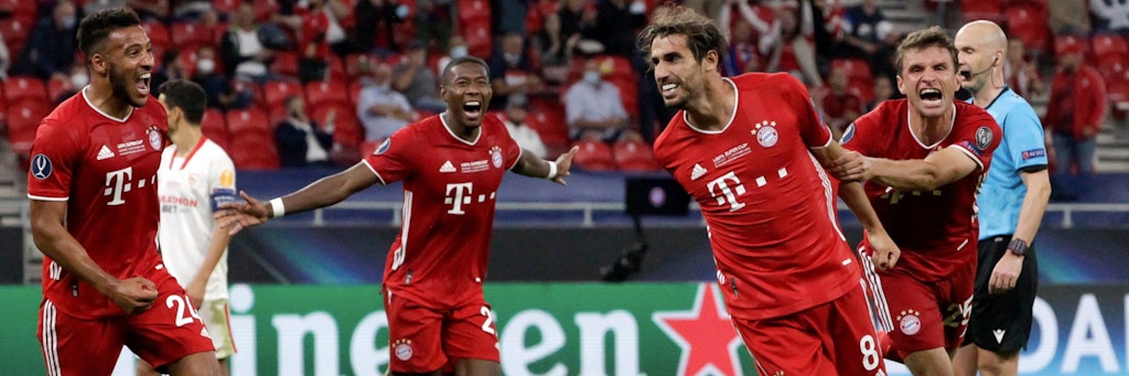 Die Bayern feiern den Torschützen Javi Martínez 