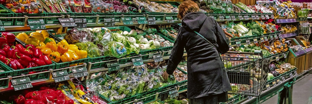 Die meisten Deutschen wollen Lebensmittel-Verschwendung vermeiden. Trotzdem landen pro Jahr sieben Tonnen aus Privathaushalten im Müll. Foto: Jens Büttner/dpa-Zentralbild/dpa