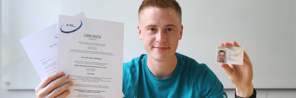 Marvin Wildhage mit seiner ausgedachten Doktor-Urkunde und dem Personalausweis.