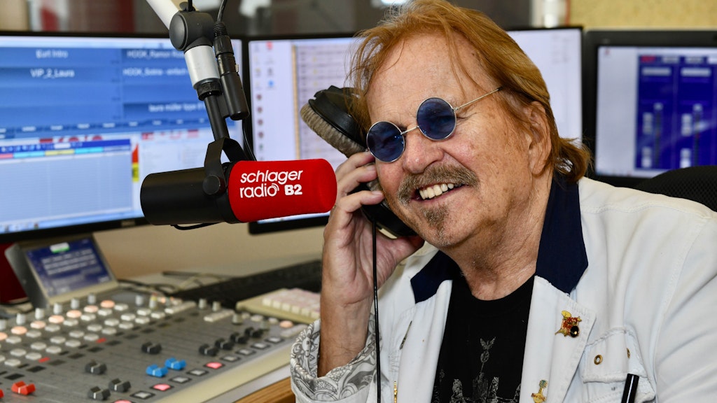 Neuer Job: Frank Zander ist bei Schlager-Radio B2 als Quizmaster am Mikro.