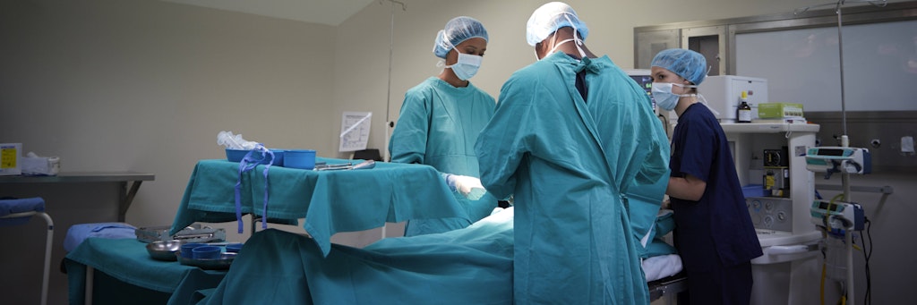 Jedes Jahr sterben in Deutschland etwa hunderttausend Menschen nach einer Operation im Krankenhaus.