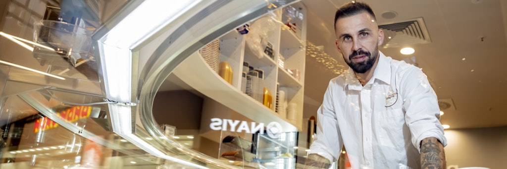 Ex-Union- und Hertha-Profi Benjamin Köhler, Inhaber des Eiscafés La Luna, steht in seinem Laden in der East Side Mall an der Eistheke. Vor wenigen Tagen musste er das Geschäft schließen. 