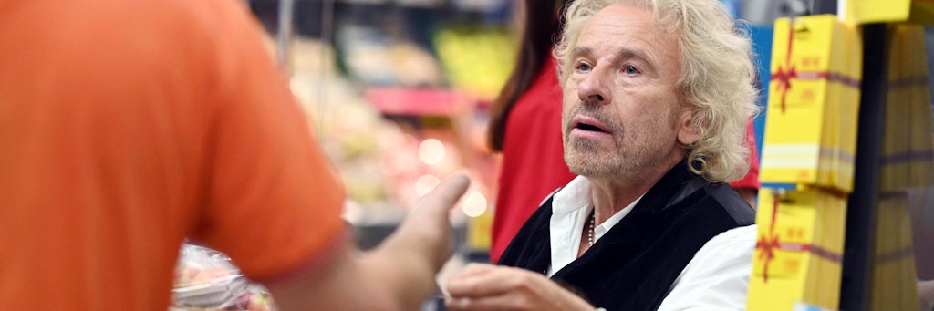 Der Entertainer Thomas Gottschalk sitzt als ehrenamtlicher Kassierer an der Kasse einer Filiale von Netto in Rastatt