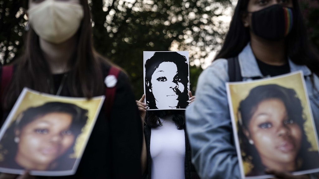 Demonstranten mit dem Foto von Breonna Taylor in Händen – die unbewaffnete 26-Jährige wurde in ihrer Wohnung von einem US-Polizisten erschossen.<br>