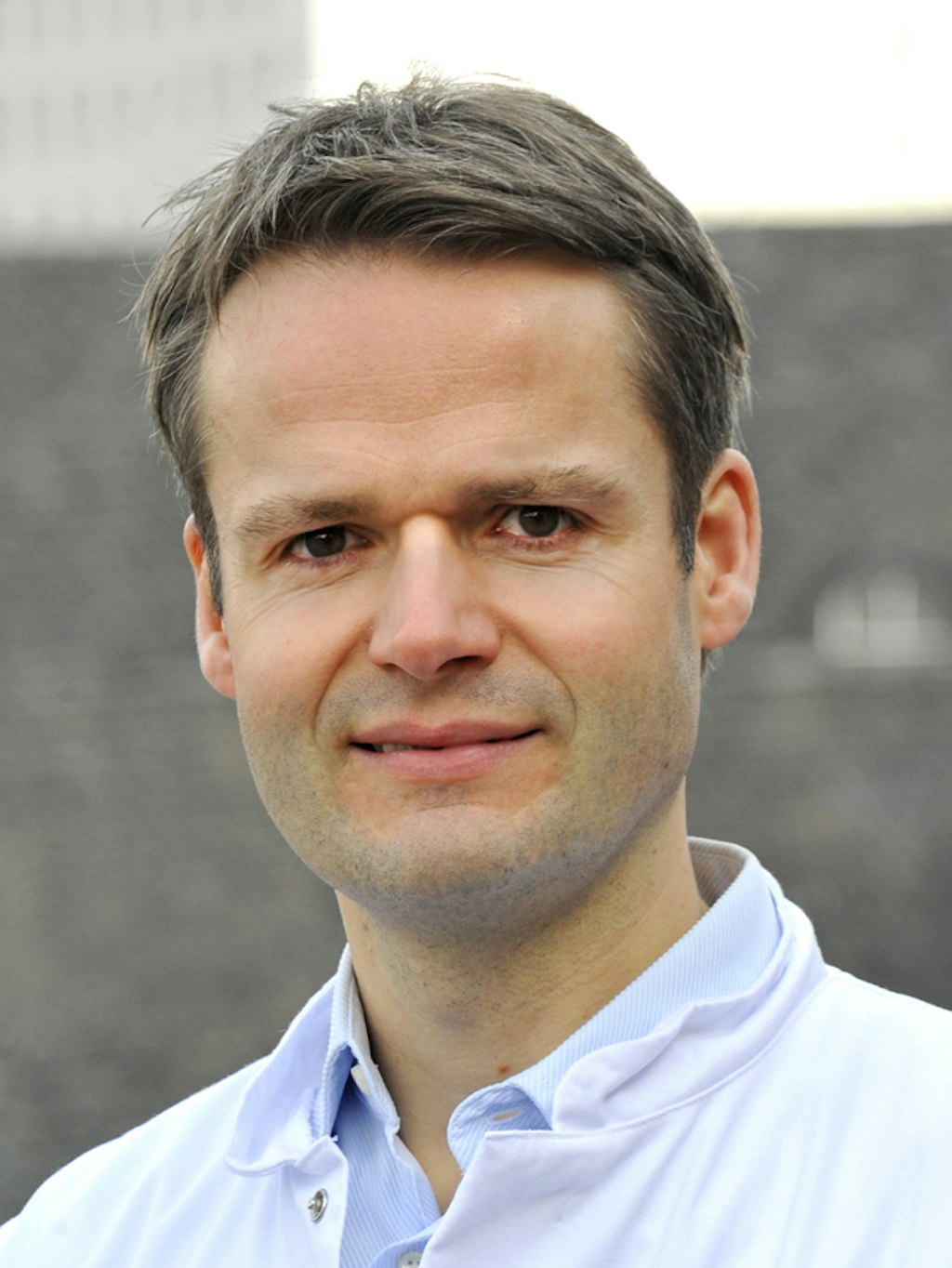 Prof. Harald Prüß forscht am Deutschen Zentrum für Neurodegenerative Erkrankungen. Mit Charité-Kollegen gelang es, einen Grundstein für einen Passiv-Impfstoff gegen Covid-19 zu legen. 