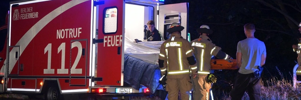 Der an der Hönower Weiherkette gefundene Leichnam wird abtransportiert.