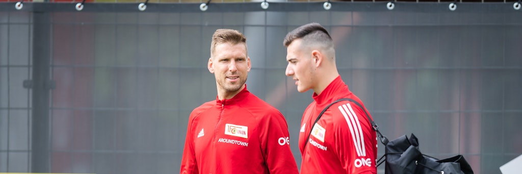 Unions Nummer 1, Andreas Luthe (l.), im Gespräch mit Lennart Moser. Der Youngster ist jetzt die Nummer zwei bei den Eisernen. Und damit stiegt die Wahrscheinlichkeit, dass er doch nicht mehr wechselt.