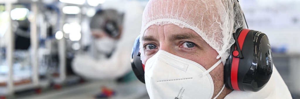 Die mittelständische Berliner Firma Rabofsky stellt in Massenproduktion FFP2-Masken in Berlin her.