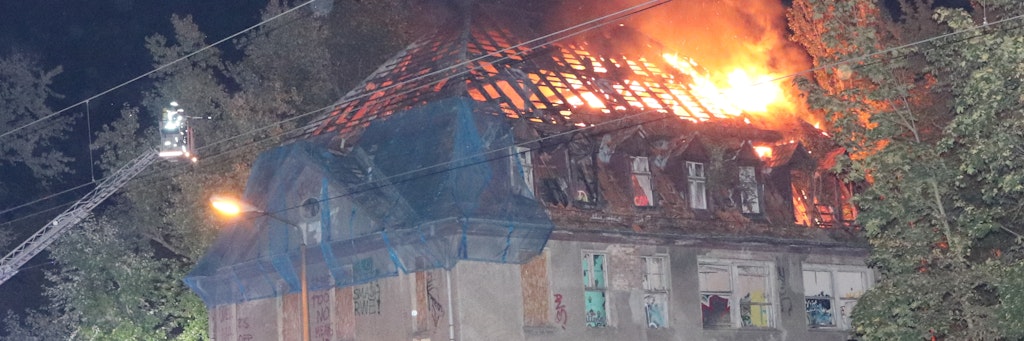 Die Feuerwehr kämpft gegen die Flammen. 80 Einsatzkräfte sind angerückt.